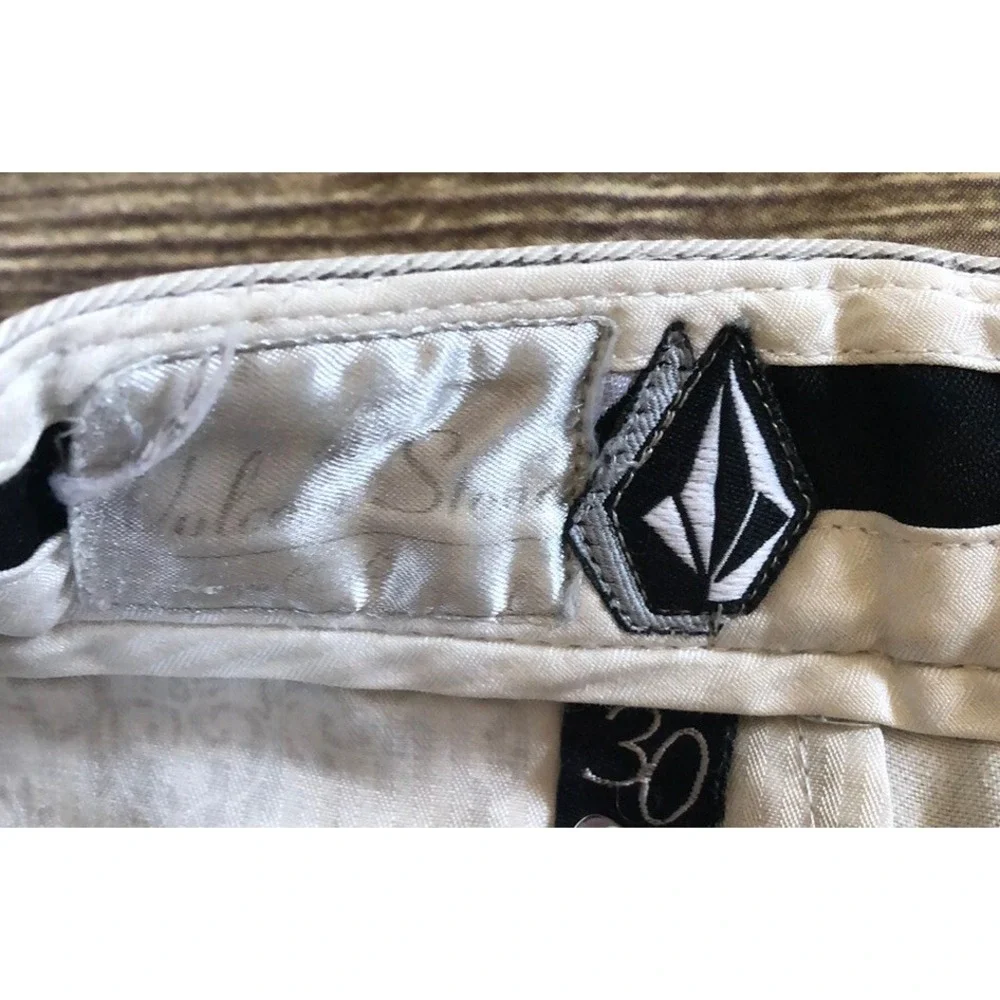 Volcom Mens White and Gray Striped Shorts Size 30 Flat Front Skateboard Y2K